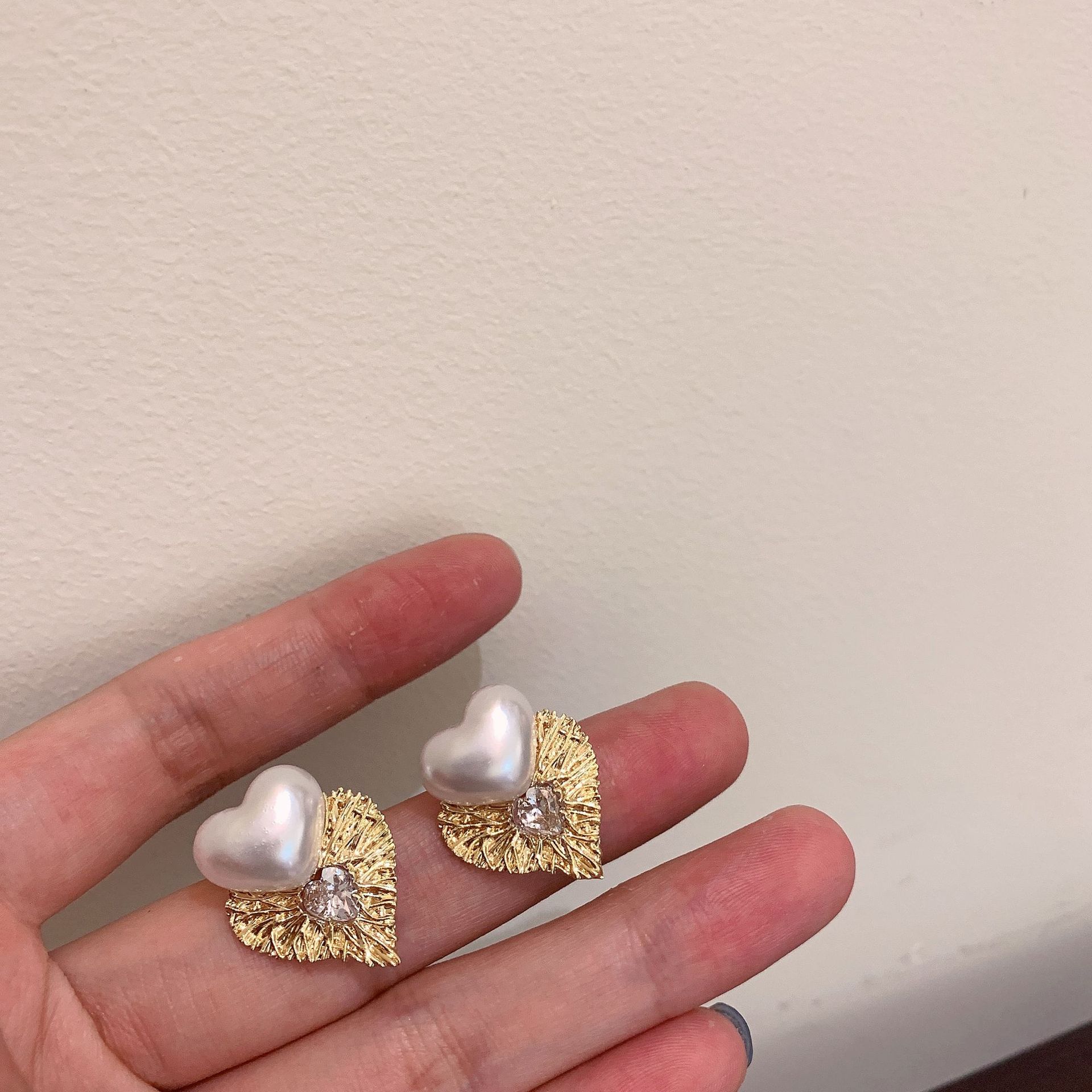 Alloy Material Heart Shape Pattern 1 Pair Simple Style Commute Heart Shape Inlay Alloy Pearl Ear Studs