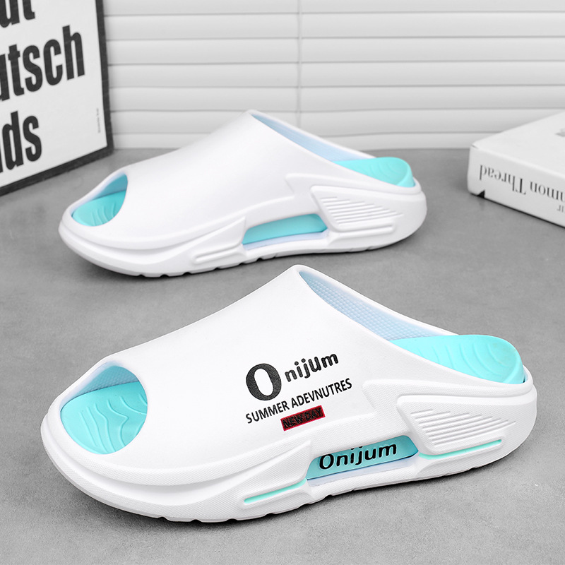 Zapatillas de pareja de verano 2025, talla grande, tendencia coreana, chanclas exteriores, moda casual, zapatillas de interior con sentido de mierda