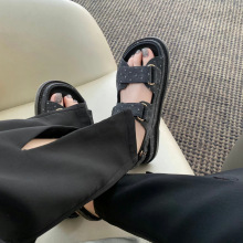 ��Ƥ��~�ٴ�һ�֎�ħ�g�N��ƽ��¶ֺɳ���\�ӛ�ЬŮ�ļ���Ƥ��Ь