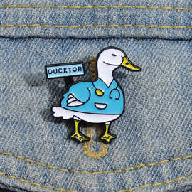 创意设计穿衣服的小鸭子造型卡通动物徽章背包帽子精美百搭装饰品