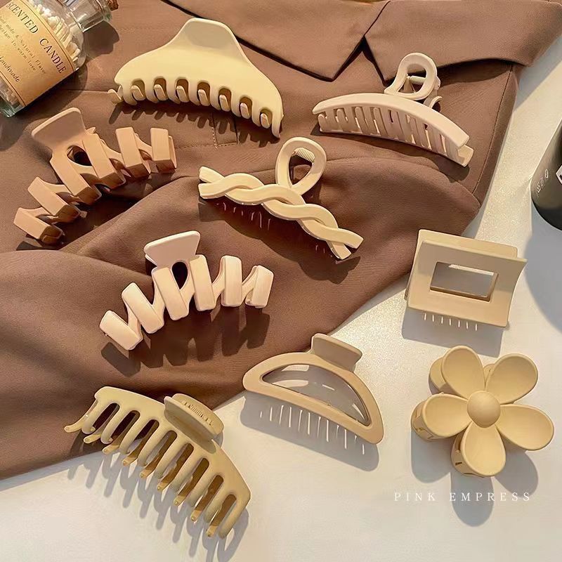 La nueva leche marrón gran tiburón clip moda temperamento de alto sentido pelo acrílico más agarrar la parte posterior la cabeza