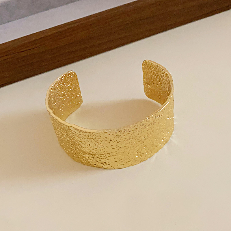 Europa y Estados Unidos plumas transfronterizas hojas bordas abiertas pulsera ligera lujosa alta sensación brazalete punk jeans de moda joyas mujeres image 49