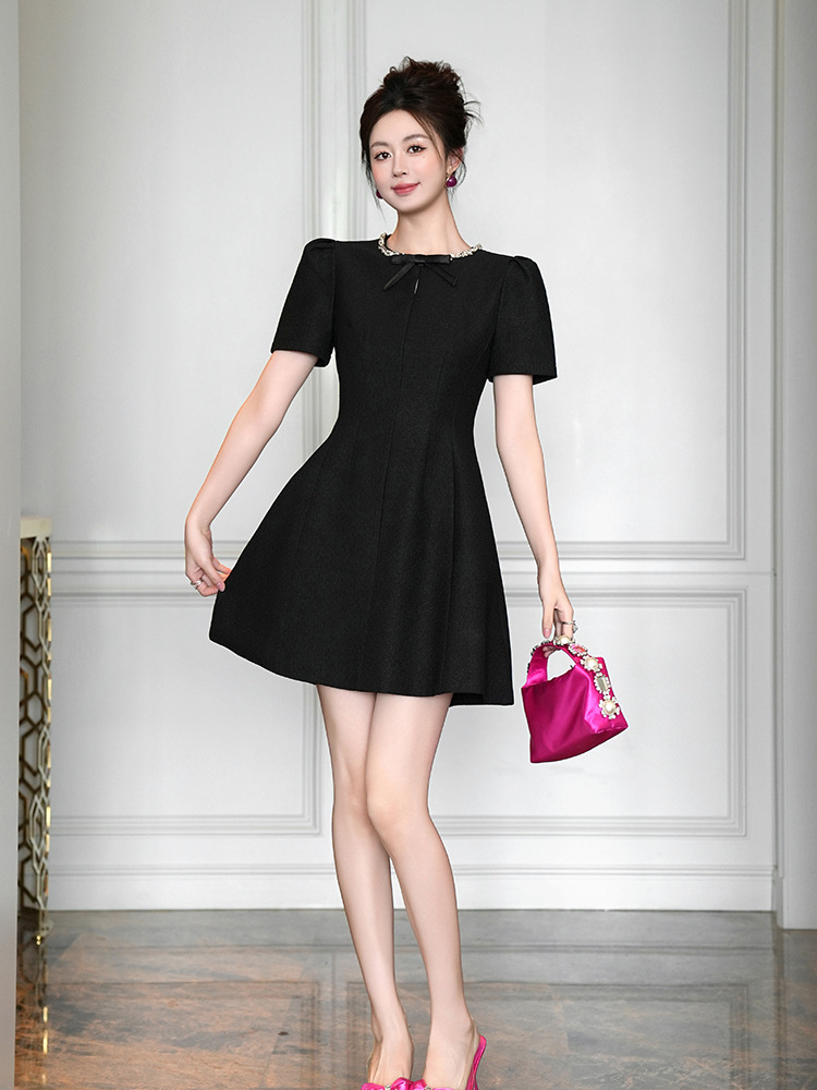 Đầm chữ A eo thon kiểu Hepburn Pháp tay ngắn cổ tròn nơ đen — Màu đen