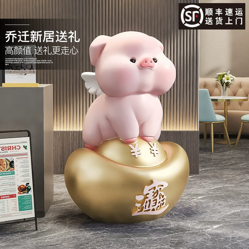 Золотые слитки свиньи копилки на полу