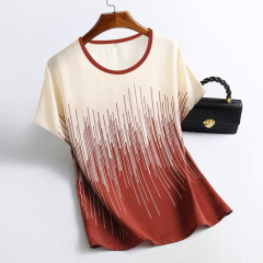 中年のお母さんの夏服の氷の糸の半袖のtシャツのスーツの洋風の中高年の女性の夏の薄いストライプのニットの上着