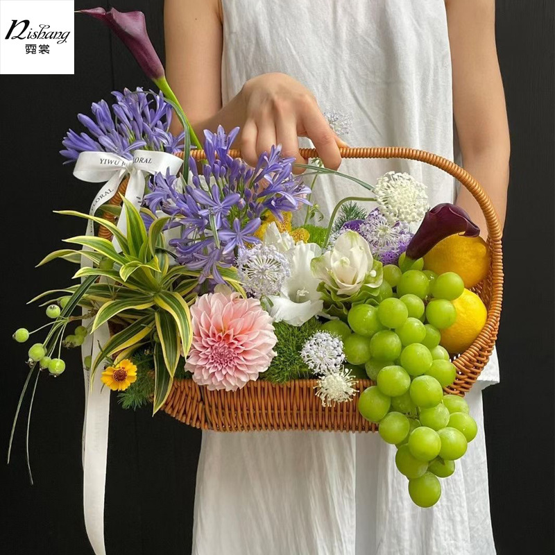 中秋節の月餅の生花は花のかごを手にして藤を作って果物のかごを編みます。|undefined