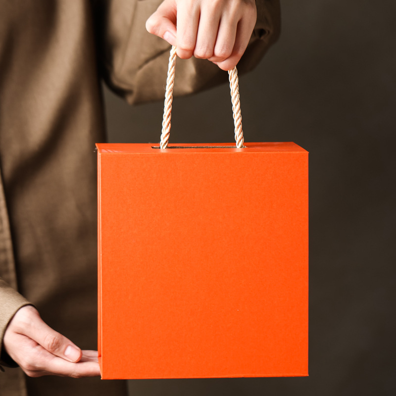 Taza de agua simple de cerámica para hombres, separación de té, taza de oficina de alta gama con tapa, taza de té con filtro especial personal, tallado
