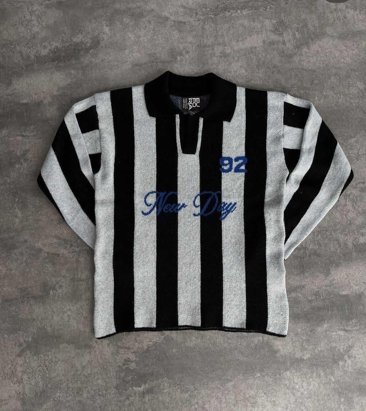 Suéter de punto estilo jersey retro americano con rayas verticales para hombre y mujer, con estampado de letras y cuello tipo polo, Otoño/Invierno 2025.