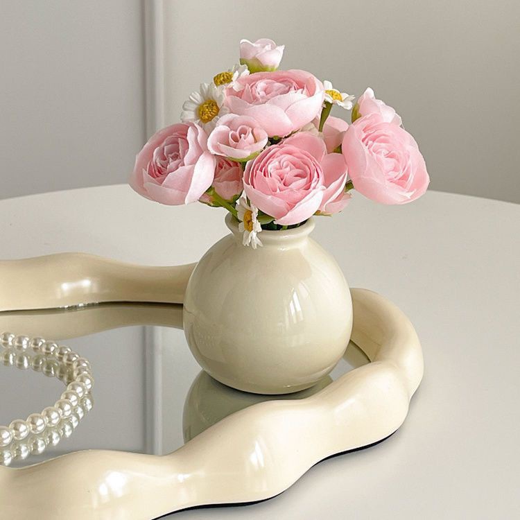 동백꽃봉오리 + 도자기병