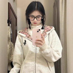 2025年と秋の新型のつなぎ合わせの格子縞のファスナーのコートの女性のゆったりとしたカジュアルな帽子のカーディガンのカジュアルな組み合わせのファッション