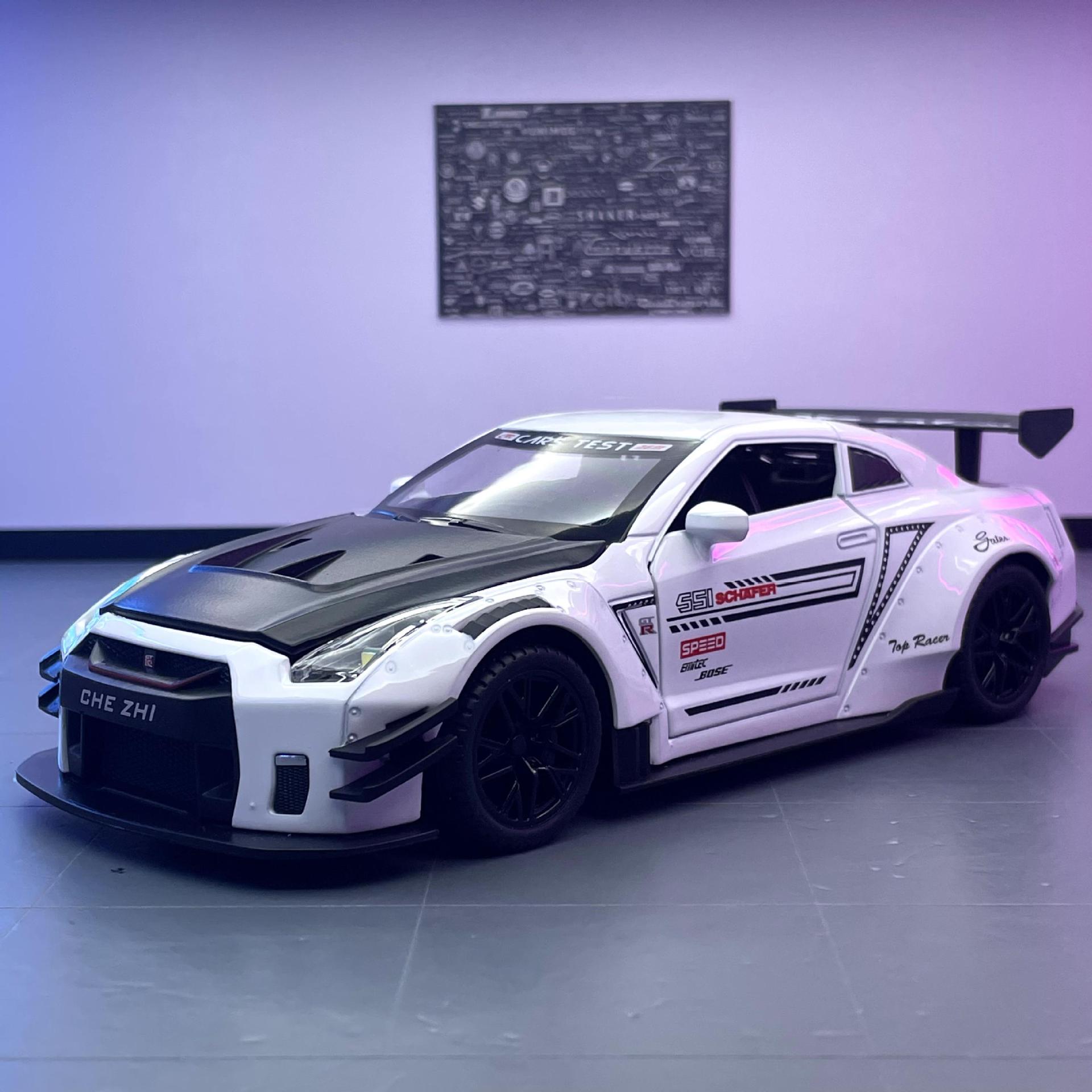 Aleación de coche 1 a 24 Nissan GTR modelo de coche deportivo Puerta Abierta sonido y luz Tire hacia atrás juguete coche deportivo modelo de música Decoración