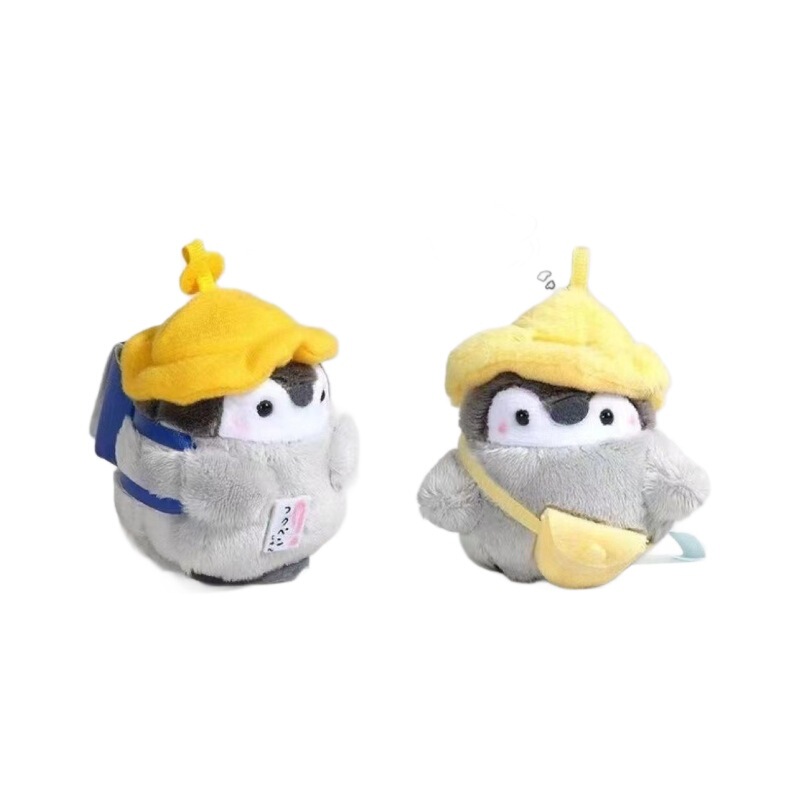 日本の正エネルギーのペンギンのペンダントが可愛いぬいぐるみのリュックサックのカバンに飾られています。|undefined