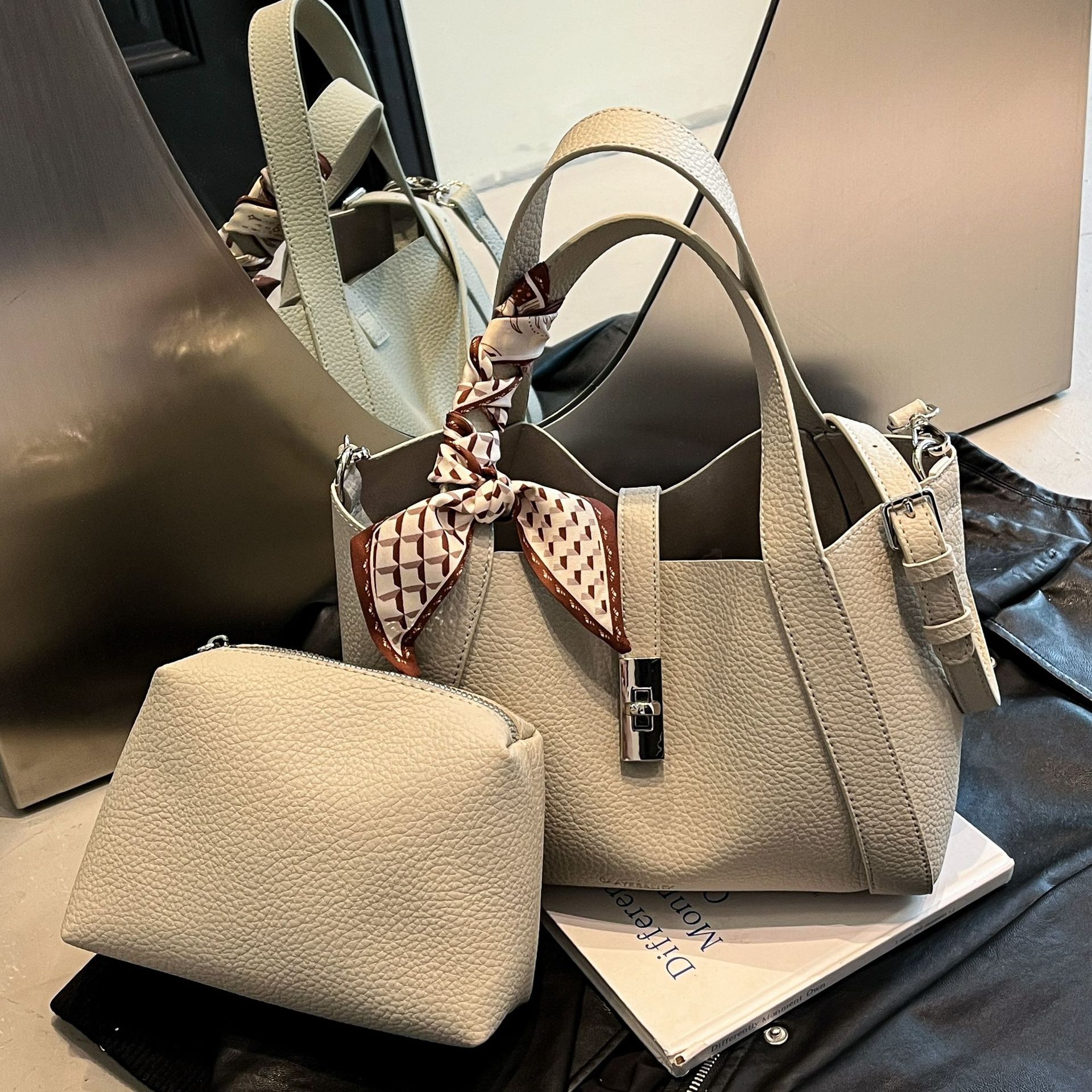 Bolso de mano de textura de alta calidad para mujer 2025 nuevo estilo nicho bolso de cubo de un solo hombro mensajero cesta de verduras bolso de viaje