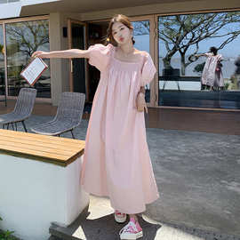 法式甜美风粉色方领泡泡袖连衣裙女2026新款夏季宽松显瘦过膝长裙