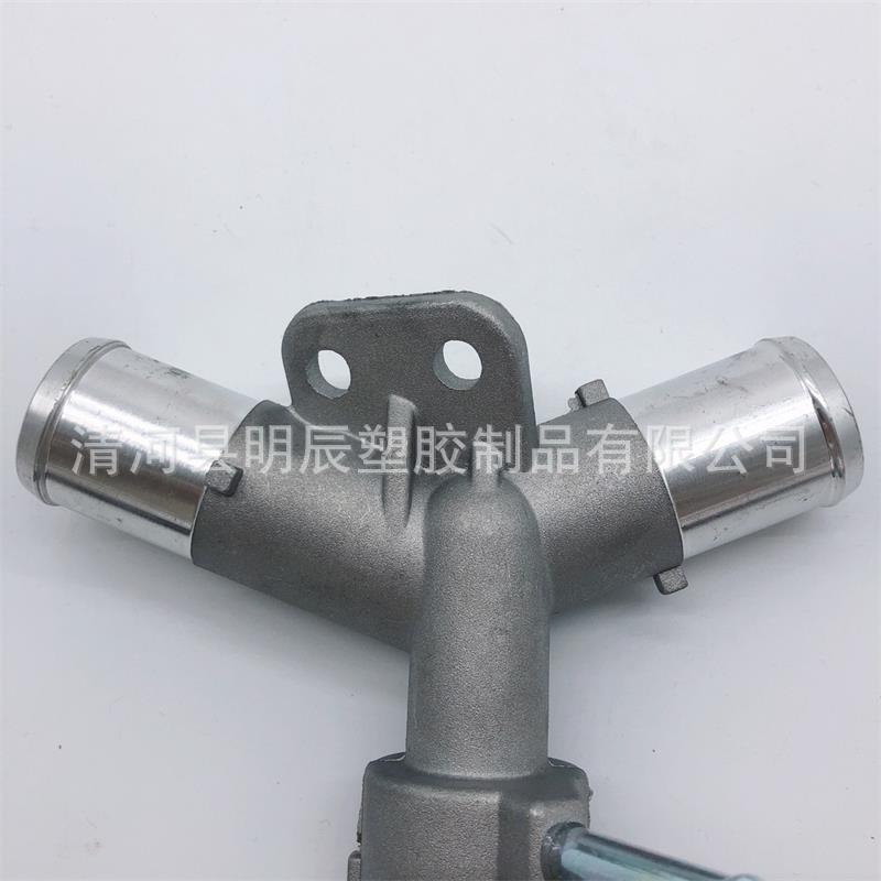 16502-21070 adecuado para Toyota agua de aluminio a través del termostato tanque de agua tubo de drenaje conjunto de inyección de agua Asamblea