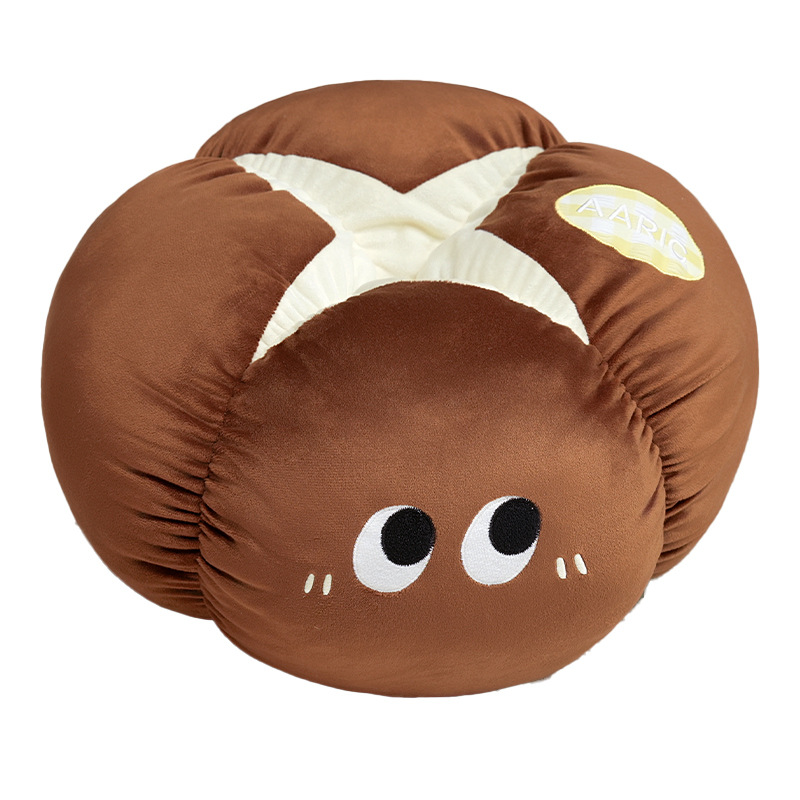 Manzana roja almohada almohada muñeca de peluche hongos de ojos grandes frutas y verduras en la cama en línea dormitorio rojo