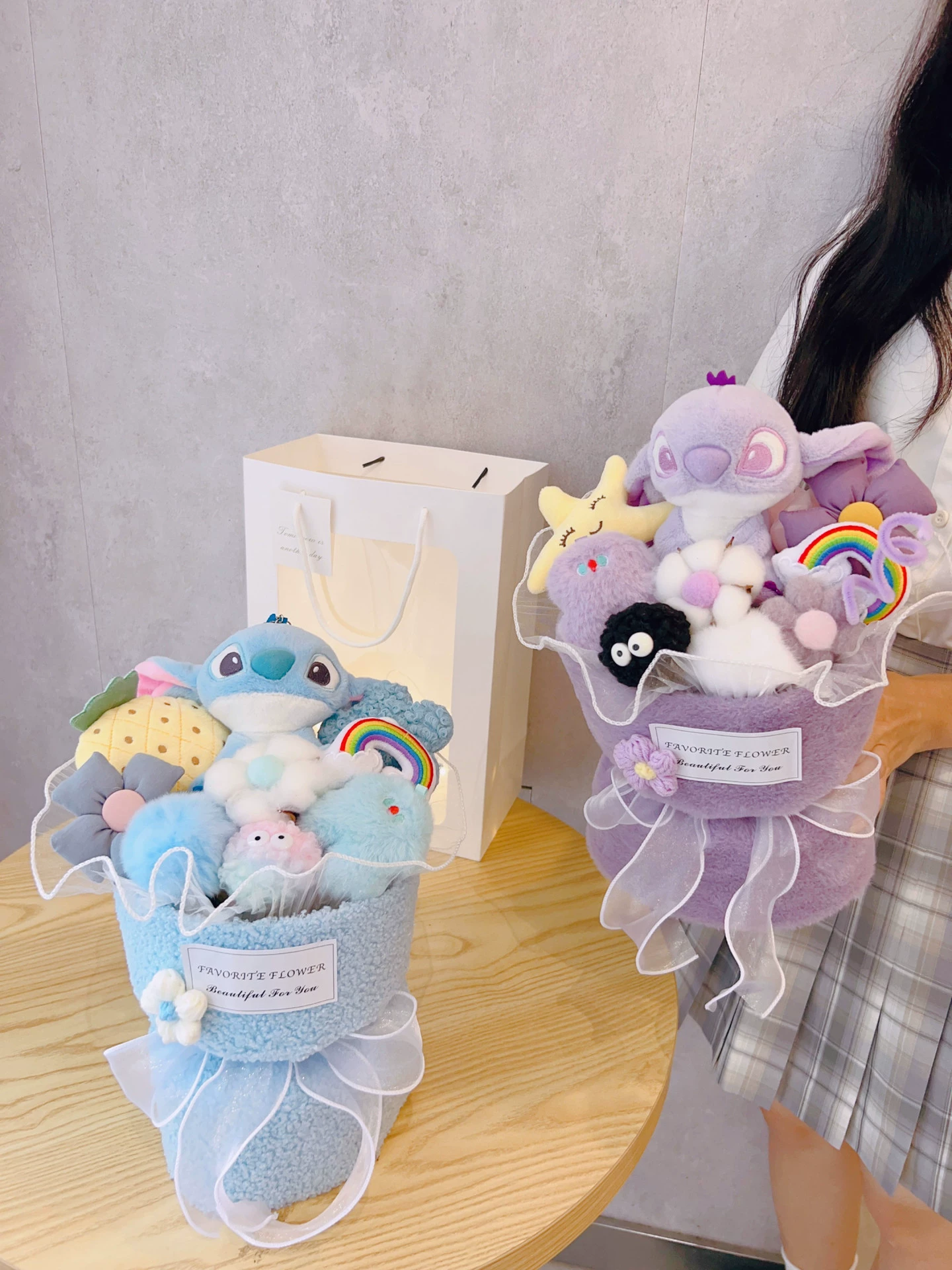 Плюшевый букет (Sanrio) клубничный плюшевый набор, 30–33 см — подарок на День святого Валентина и день рождения