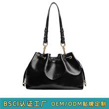 源头工厂OEM定制跨境女包7天打样轻奢潮流抽绳大容量单肩斜挎包女