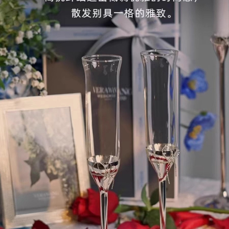 水晶の高足の杯の愛の結び目のシャンパンの杯は高足の杯の杯を備えます。|undefined