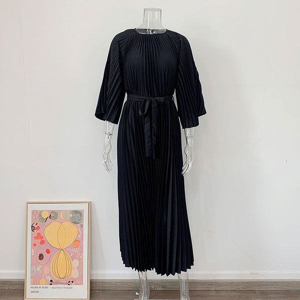 Autumn small design elegant dress with a round collar