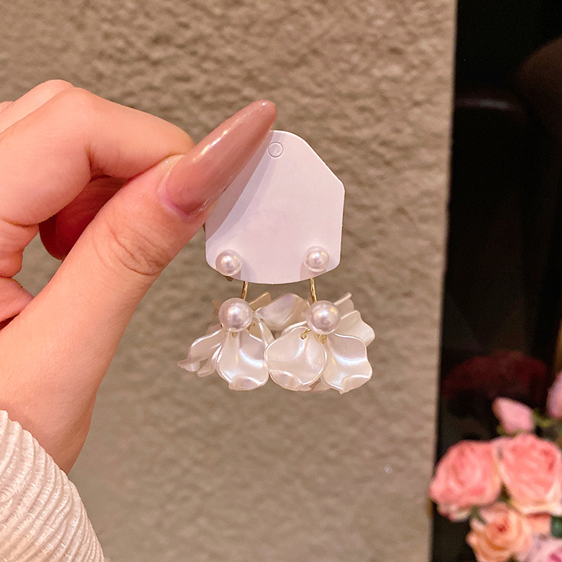 女性用フレンチレトロな白い花びらパールイヤリング、軽い豪華さ、ハイエンド、エレガントで多用途なイヤリング、イヤリング卸売|undefined