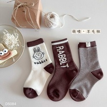 萌噢2025冬中筒袜男女宝童袜条纹小标微笑兔子羊毛袜2-12岁D5084