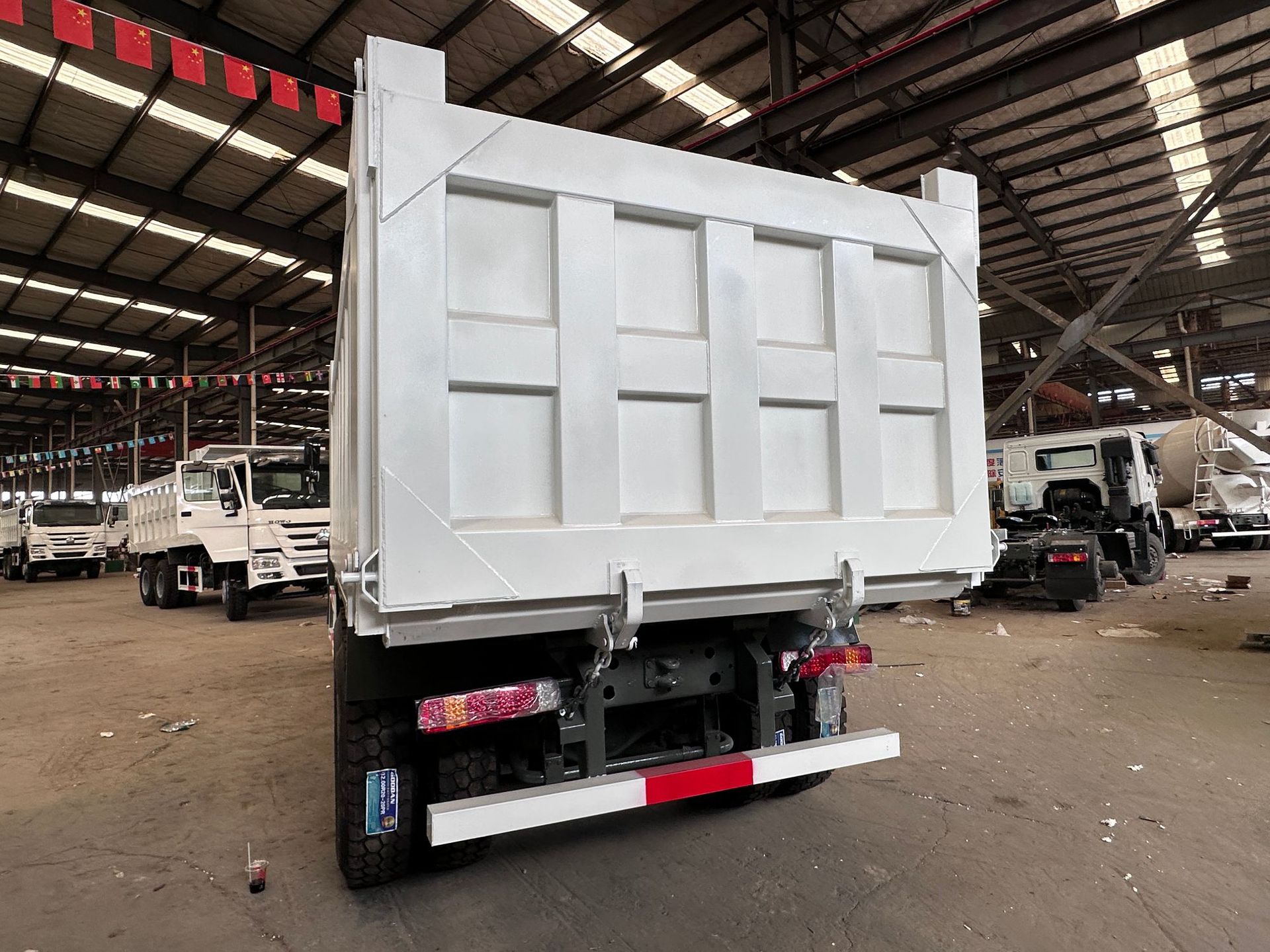 Factory direct export of HOWO dump truck with 371 horsepower, muck transport tipper truck, rear-tipping dump truck