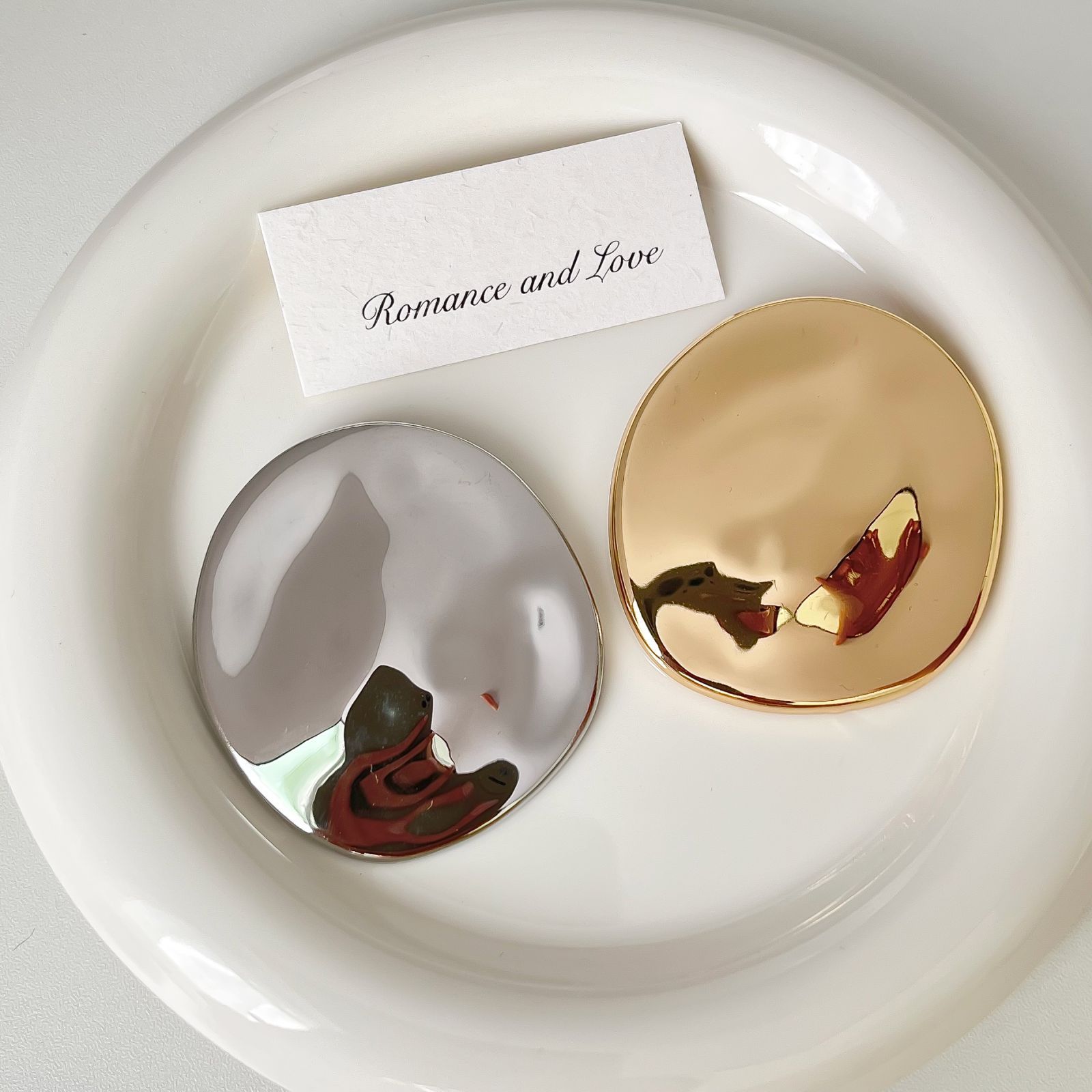 Broche elegante con efecto ondulado en acero de titanio_voghion.com