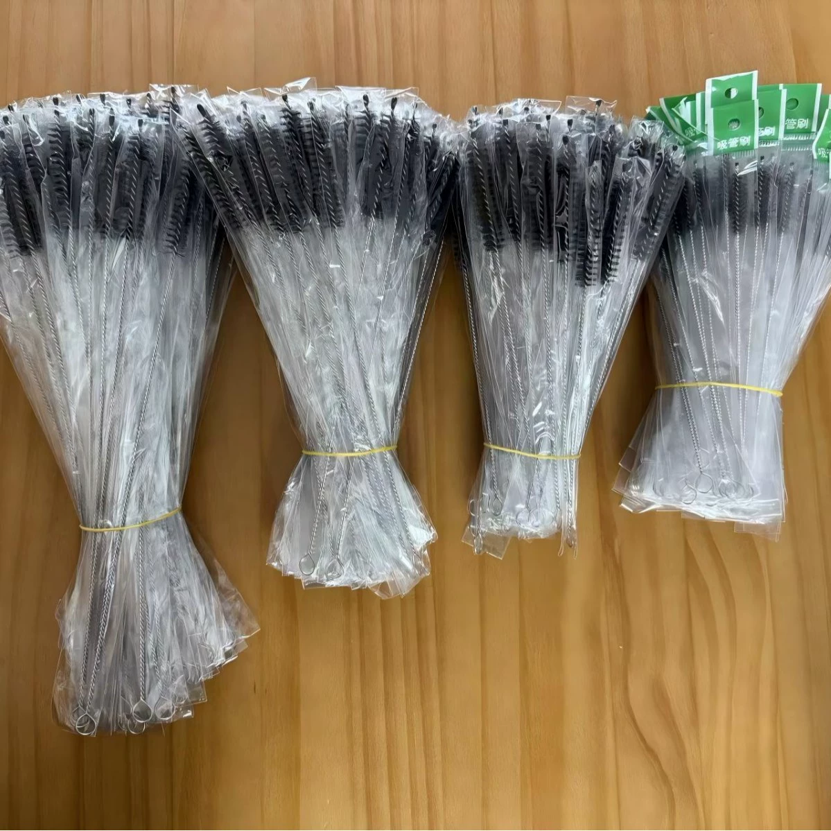 Солома, детская щетка, стекло, чайник, дезинфицирующая бутылка