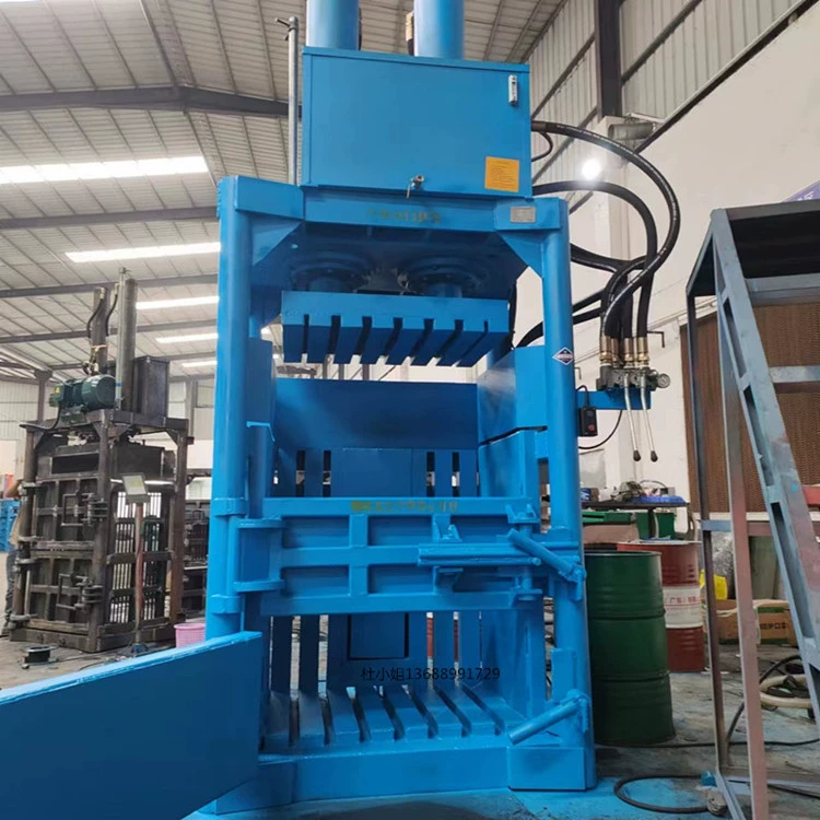 Вертикальный небольшой гидравлический пресс-подборщик для пластиковых бутылок для макулатуры