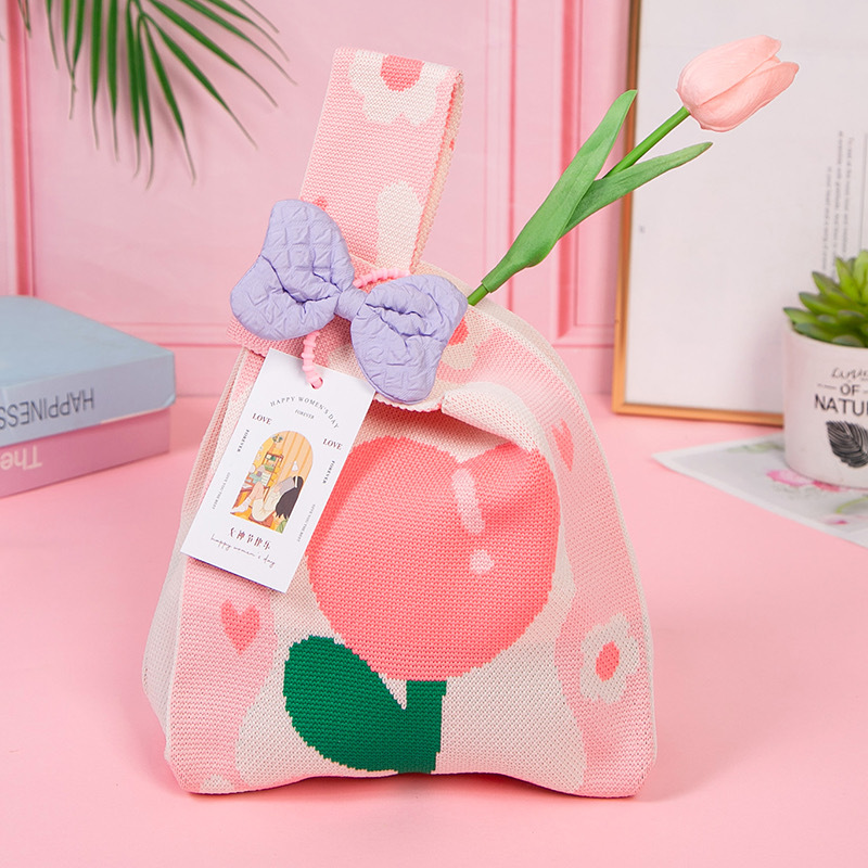 큰 핑크색 꽃 + 임의 색상의 액세서리