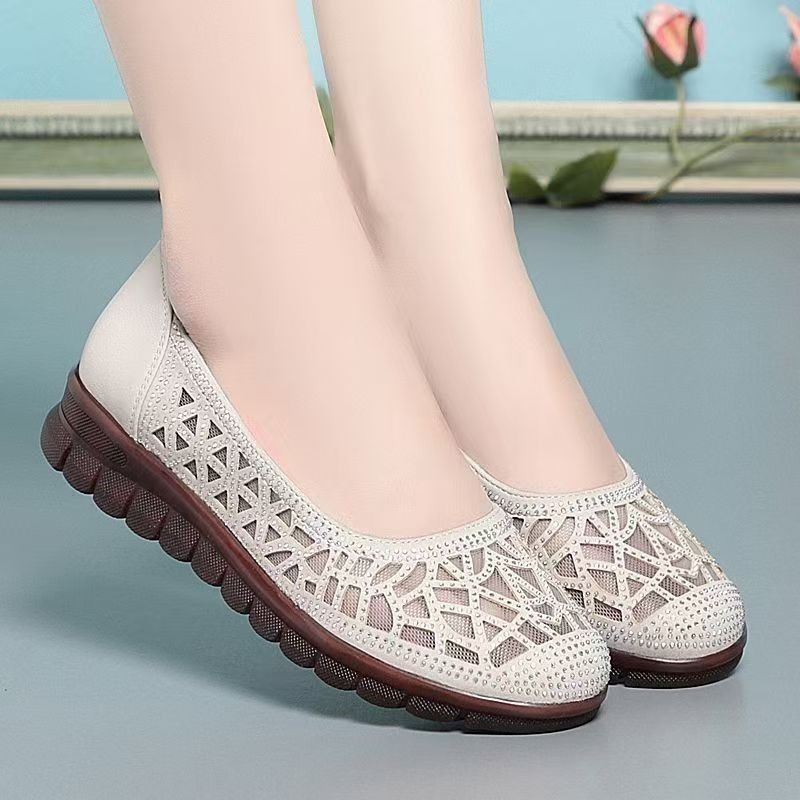 Zapatos de cuero suave de malla de verano, zapatos de mujer transpirables delgados, zapatos de madre cómodos, sandalias de mediana edad.