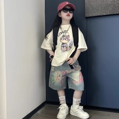 女の子の夏のカジュアルなファッションのクールな落書きのアルファベットのデニムの中でズボンの中で大きい子供の洋風の流行の半袖のtシャツの2つのセット