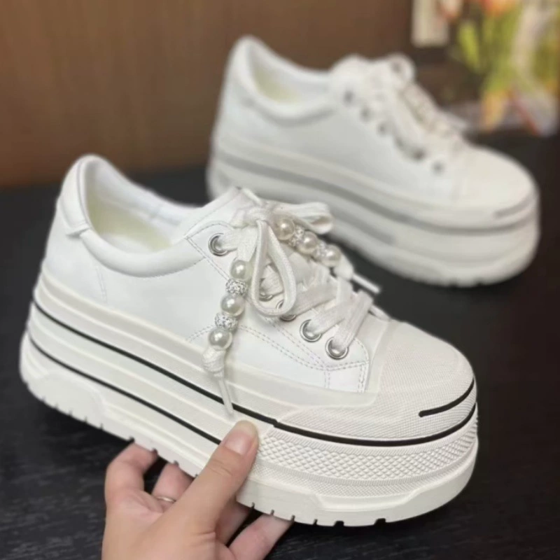 Смеясь, маленькие кожаные женские туфли весной 2025 года новые модные кексы на толстой подошве