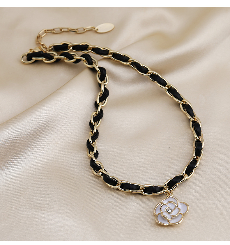 Nuova collana corta in acciaio al titanio avvolta in corda di pelle di camelia bianca dal design di nicchia leggero e lussuoso_voghion.com