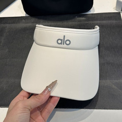 日韓の新型女性ファッション夏には、顔を見せる小さな日よけ帽を着て日焼け止めをする