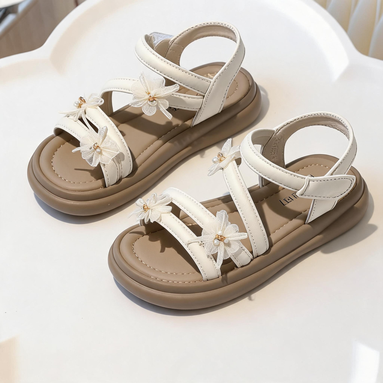 Zapatos casuales de moda de niñas versátiles 2026 verano nuevos niños huecos zapatos de princesa de dedo abierto zapatos de encaje de flores image 7