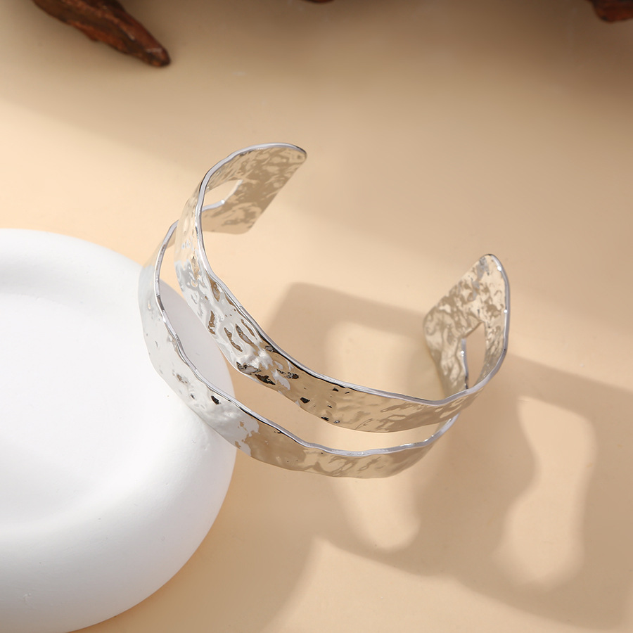 Ventas transfronterizas irregulares de alta calidad, diseño de personalidad hueco de cobre, brazalete de mujer simple y versátil