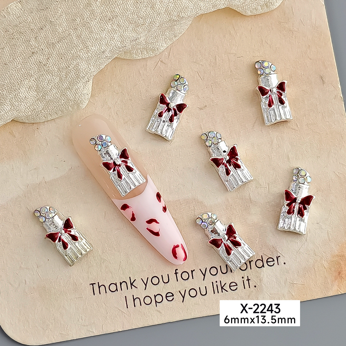 Joyas de uñas lápiz labial grande aleación de labios rojos uñas maquillaje decoración de goteo de aceite al por mayor Navidad material de uñas corte