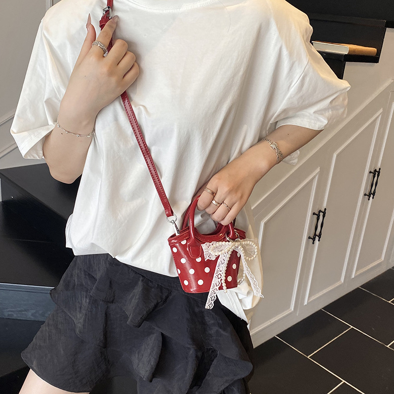 Xiaozhong Mini onda punto bolso de mujer 2025 nuevo estilo coreano de moda versátil bolso portátil pequeño bolso de cubo