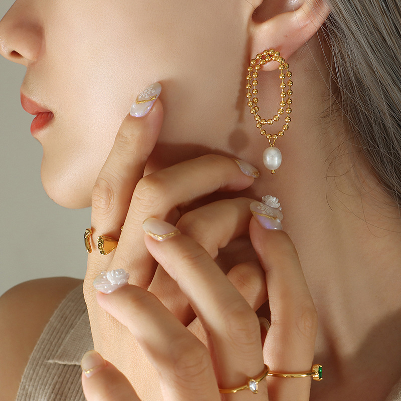 Japonés y coreano moda elegante perla de agua dulce suave Cadena de cuentas de doble capa pendientes hembra material de acero de titanio