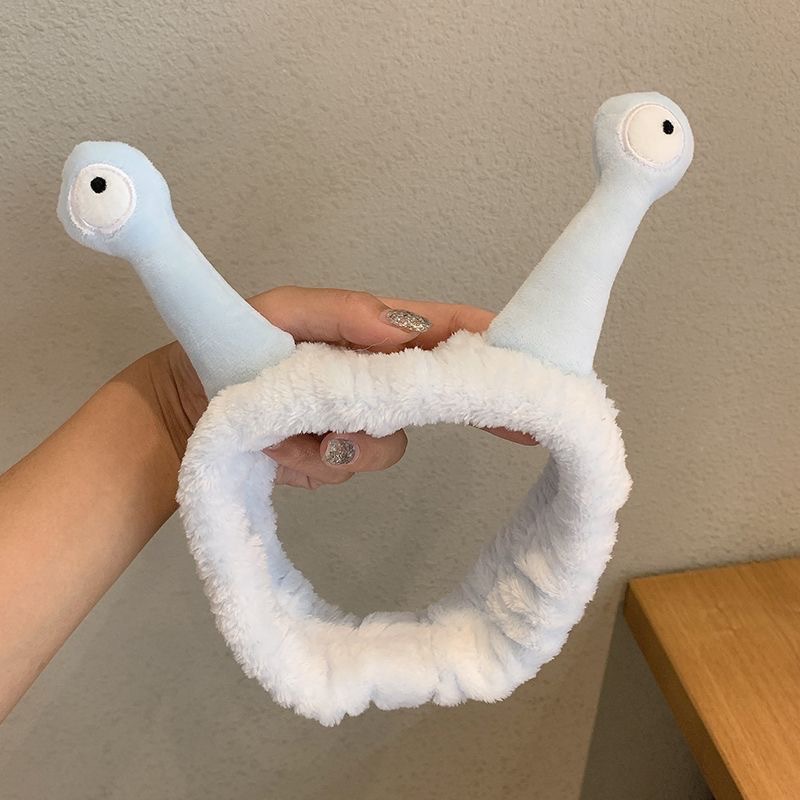 顔を洗って髪を洗って新型の少女の韓国の化粧をつけてマスクの専用のカチューシャをつけます。