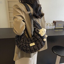 云朵包女大容量2024新款秋冬小众斜挎包布包上课通勤饺子包棉服包