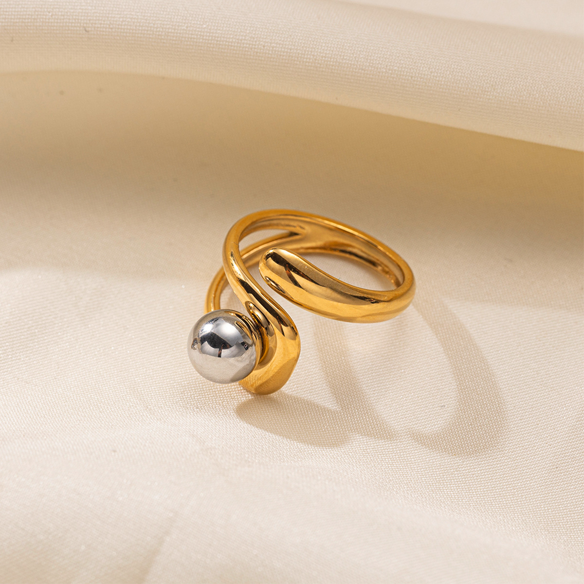 Anillo de acero inoxidable europeo y americano de Tena, sentido de nicho de alta gama, anillo abierto de dos colores de oro y plata simple, joyería de mano transfronteriza para mujer