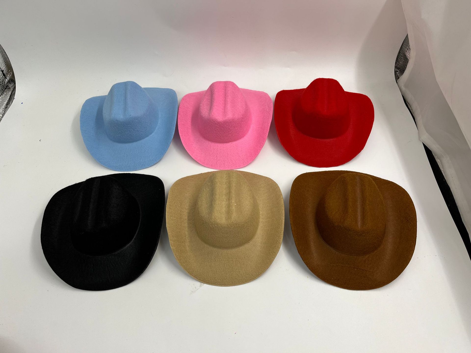 Suministro sombrero de vaquero especial pequeño sombrero juguete pequeño sombrero accesorios para el cabello sombrero Tarjeta de pelo sombrero Mini sombrero