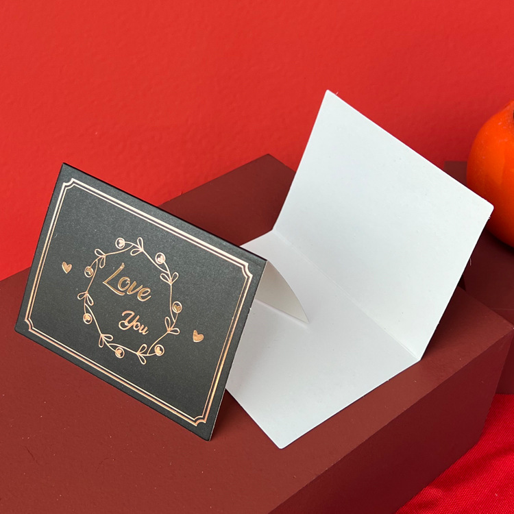 ヨーロッパ式の黒いカバーの薄い膜はバラの金の小さい清新なカードにアイロンをかけます。|undefined