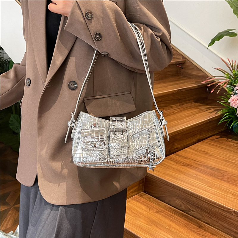 Bolso de axila de chica caliente fresco de moda 2025 nuevo bolso de hombro con patrón de cocodrilo personalizado charol brillante bolso de mensajero mujer