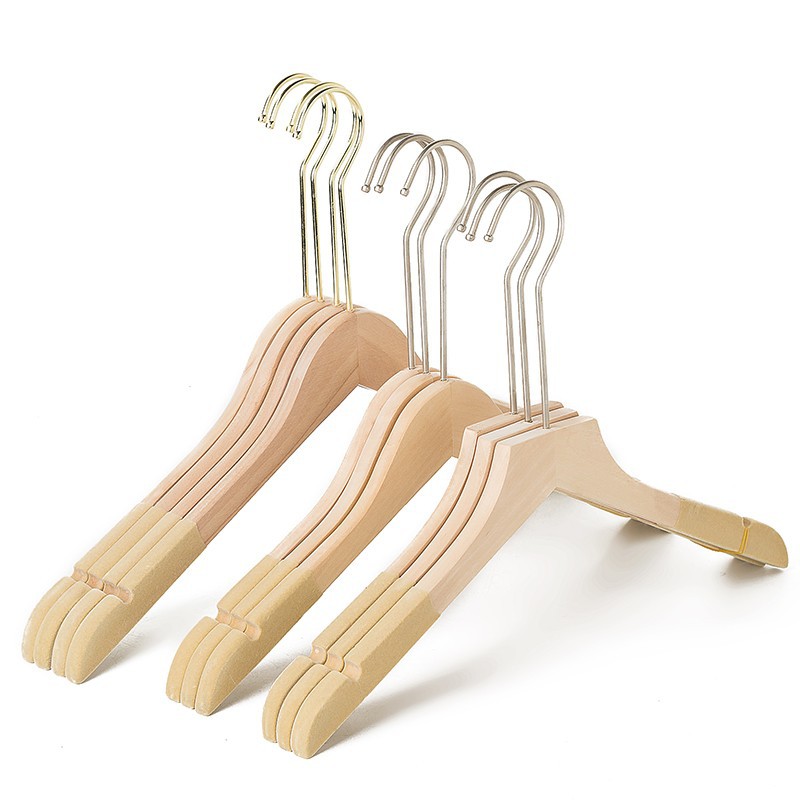 金色の無垢材衣料品店用ハンガー、植毛・紐付き滑り止めハンガー、ロゴ刻印可能、天然木ハンガー、スーツ用