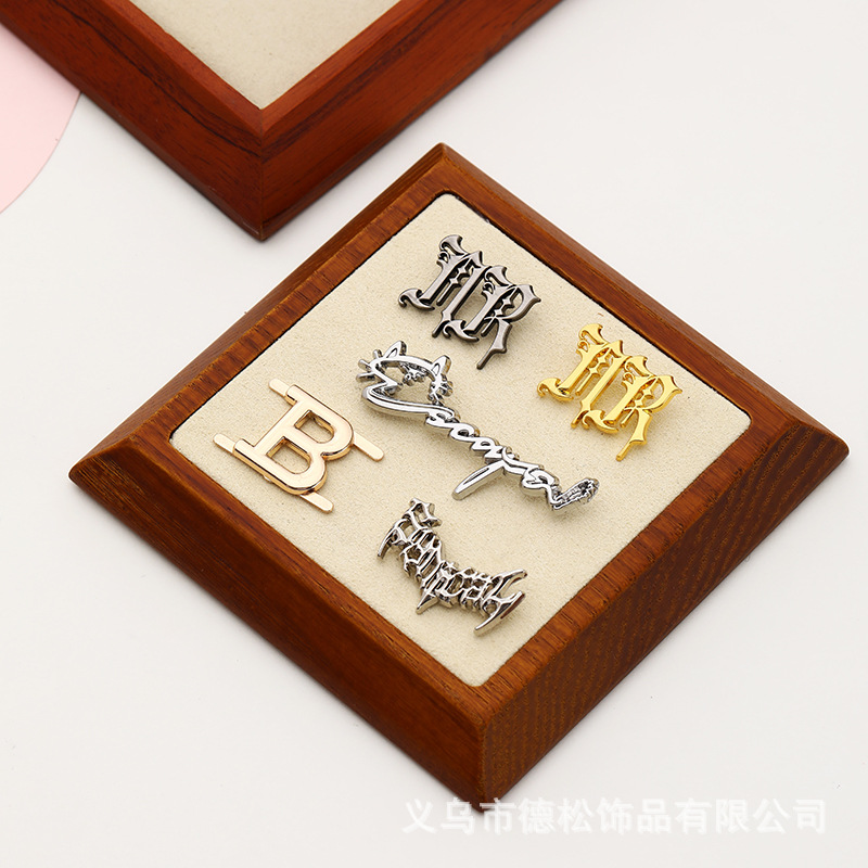 工厂定 做五金logo凹服装小标牌装饰有孔饰品配件耐刮擦高档商标