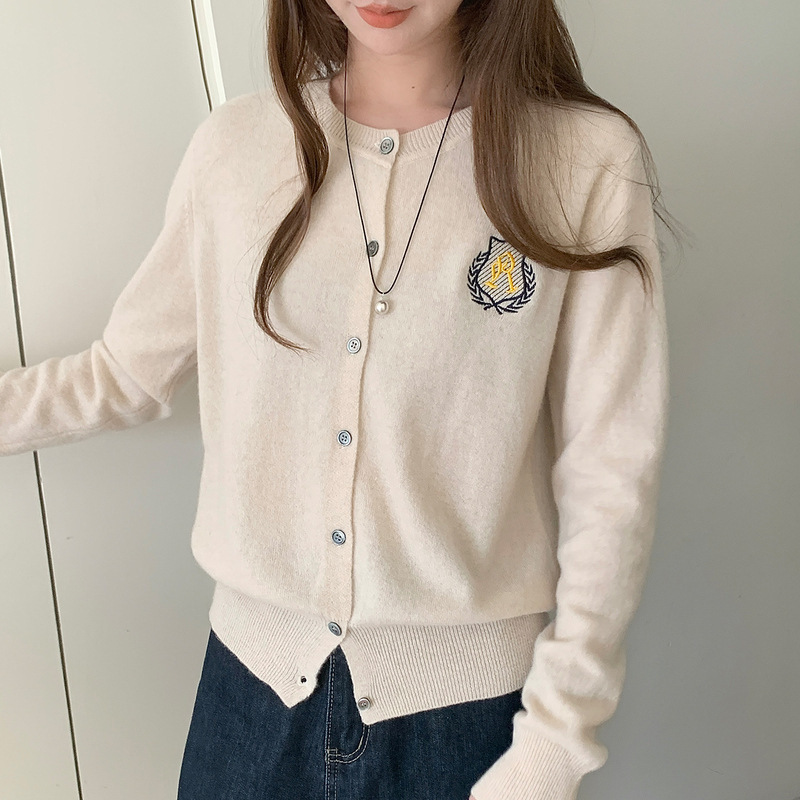 秋冬新款刺绣徽章设计100纯羊毛针织开衫经典纯色女士圆领外套潮|undefined